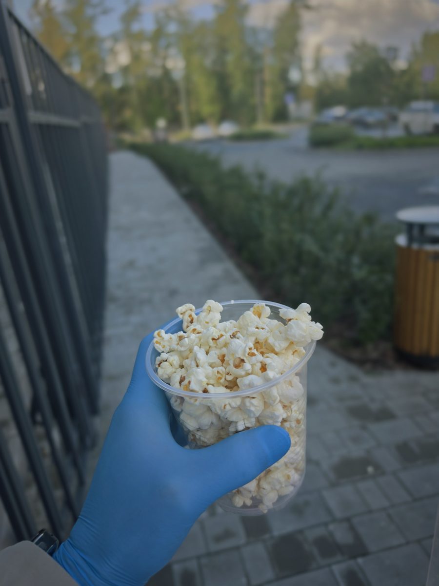 Свежеприготовленный попкорн в стаканчике Тюмень