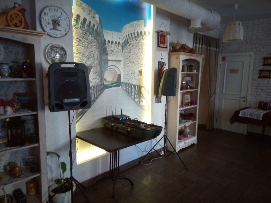 Комплект Peavey Escort в кафе — колонки на стойках и микшер с радиомикрофонами